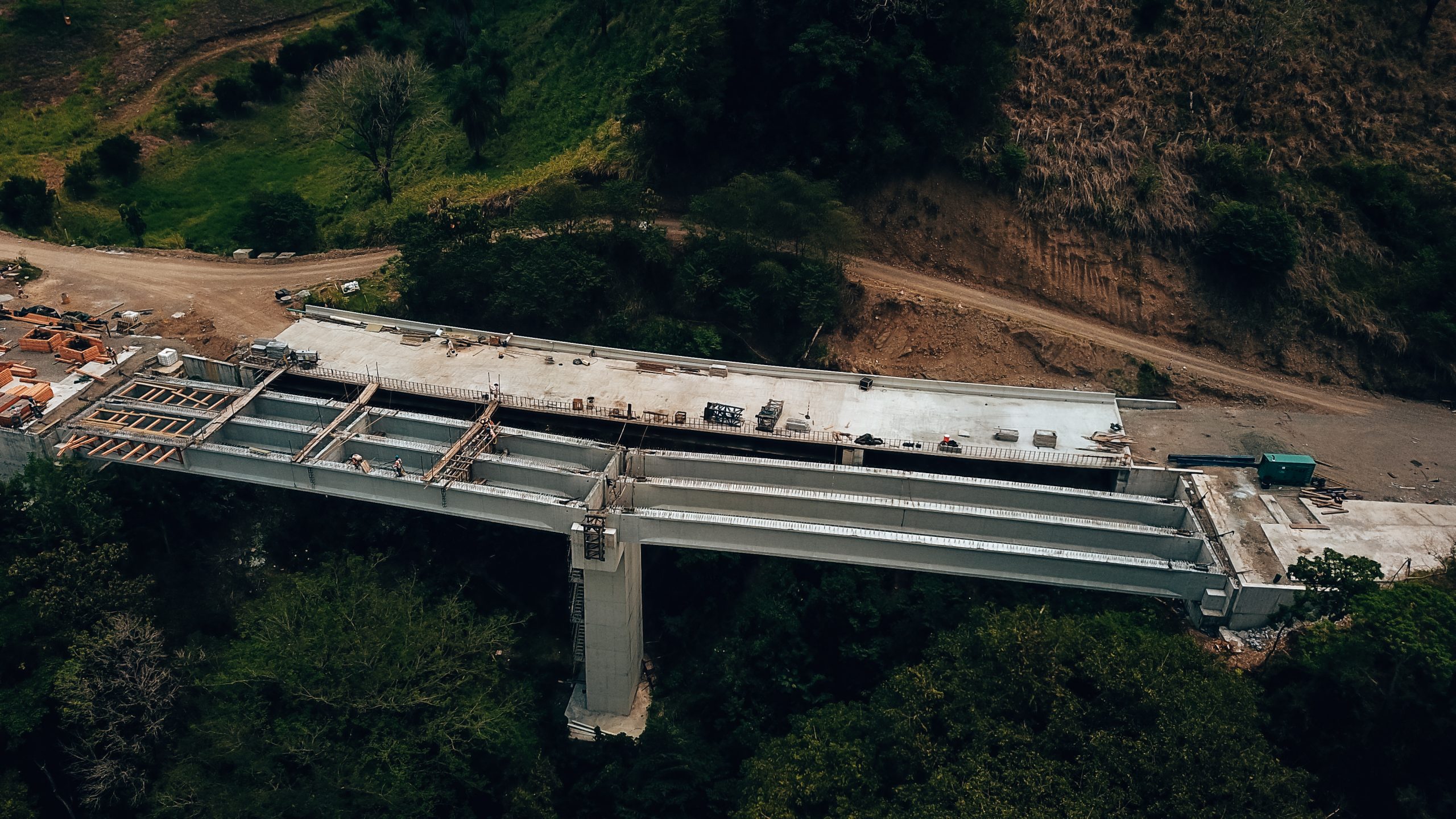Vista desde el aire de la construcción de un puente