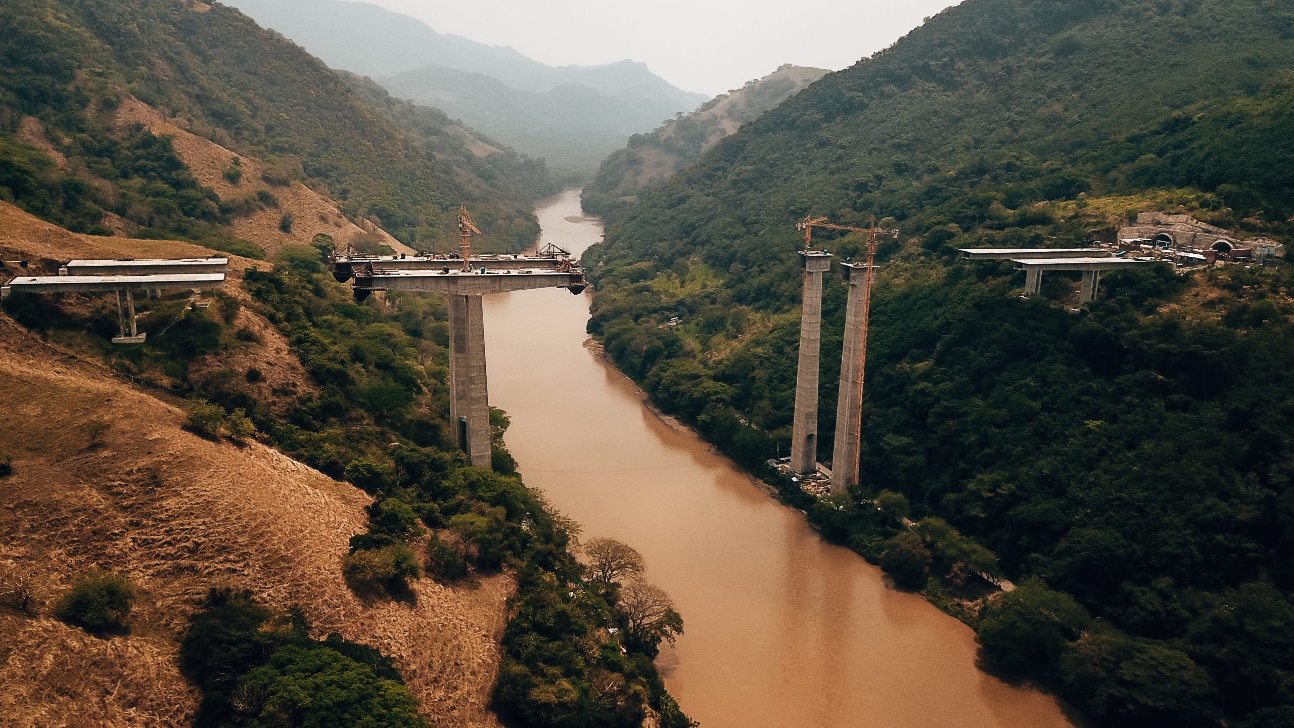 Construcción de un puente sobre el río Cauca